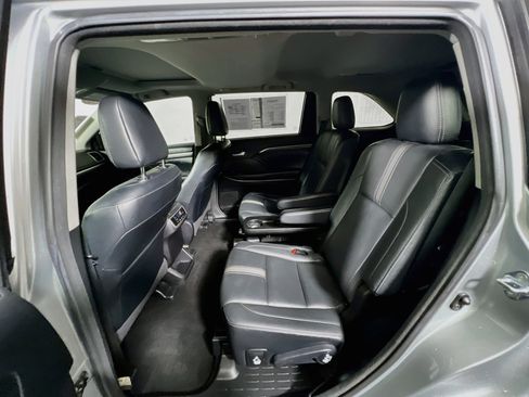 Used 2018 Toyota Highlander SE FWD image 29