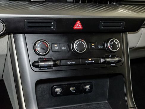 Certified 2023 Kia Carnival LX FWD image 19