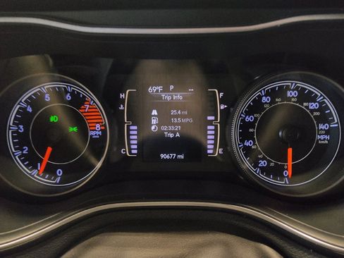 Used 2019 Jeep Cherokee Latitude Plus AWD/4WD image 23