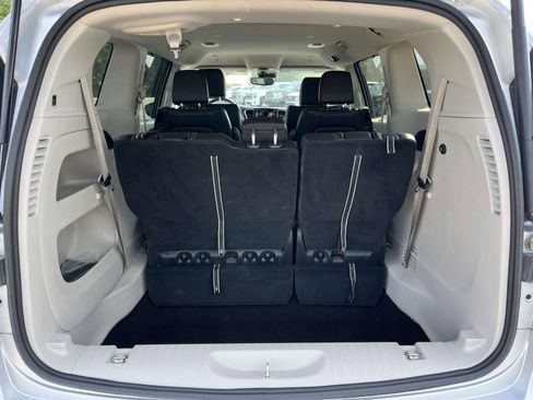 Used 2024 Chrysler Pacifica Touring-L FWD image 10