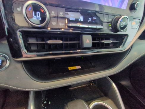 Used 2023 Toyota Highlander XLE AWD/4WD image 20