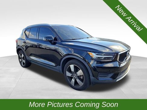 Used 2020 Volvo XC40 T5 Momentum image 1