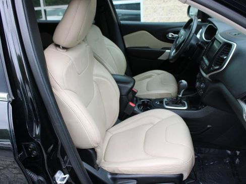 Used 2018 Jeep Cherokee Limited w/ Technology Group FWD image 10