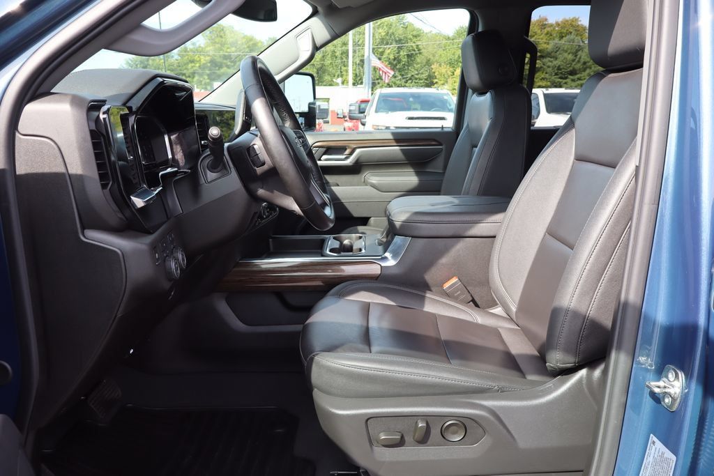 Used 2025 Chevrolet Silverado 3500 LT w/ Trail Boss Package AWD/4WD image 5