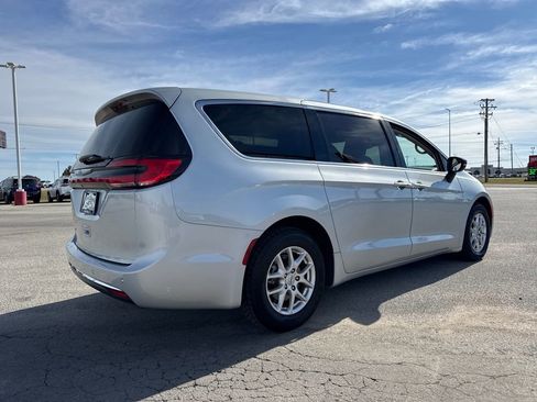 Used 2024 Chrysler Pacifica Touring-L image 7