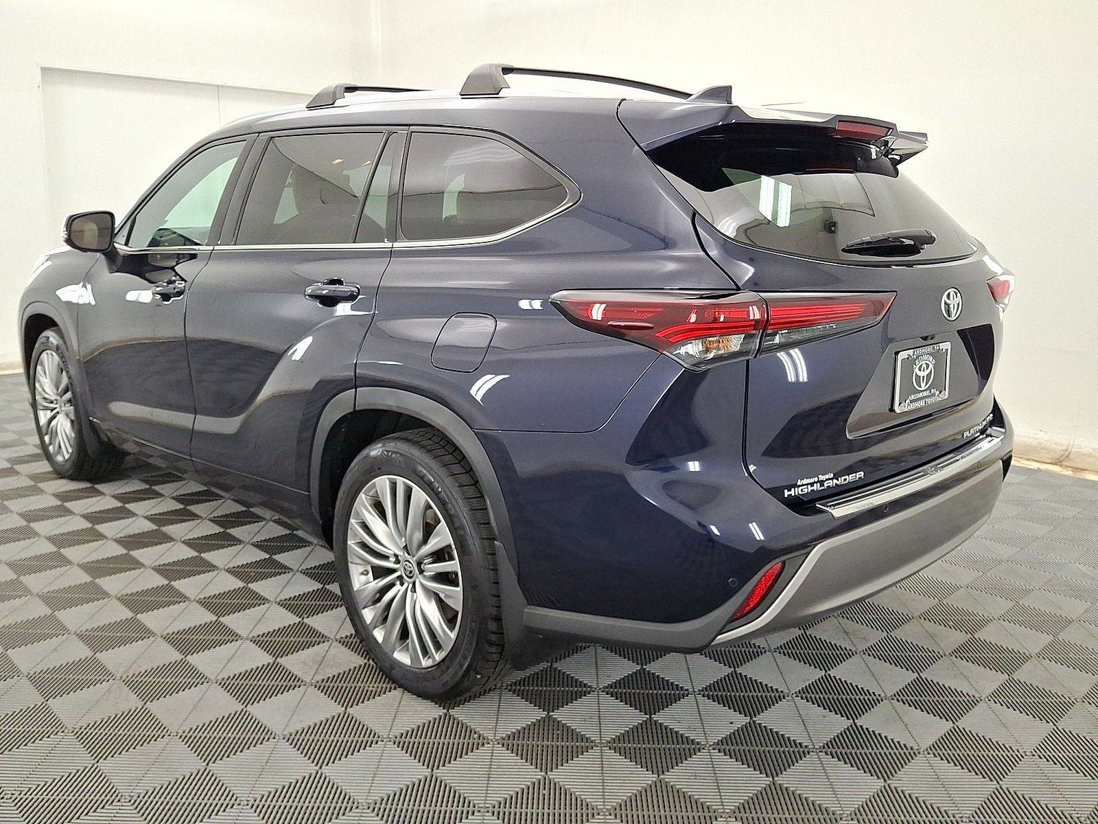 Used 2024 Toyota Highlander Platinum AWD/4WD image 14