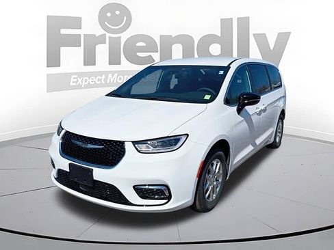Used 2026 Chrysler Pacifica Select FWD image 1