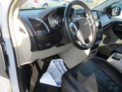 Used 2016 Chrysler Town & Country Touring image 11