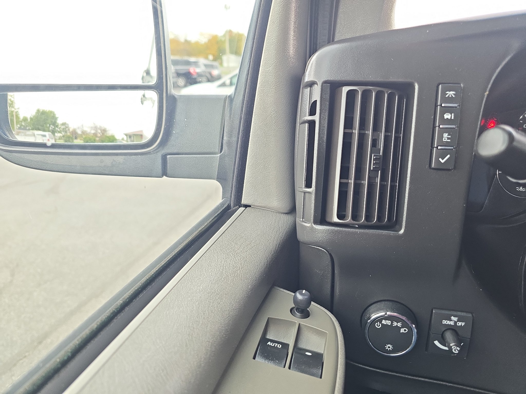 Used 2018 Chevrolet Express 2500 w/ Driver Convenience Package RWD image 21