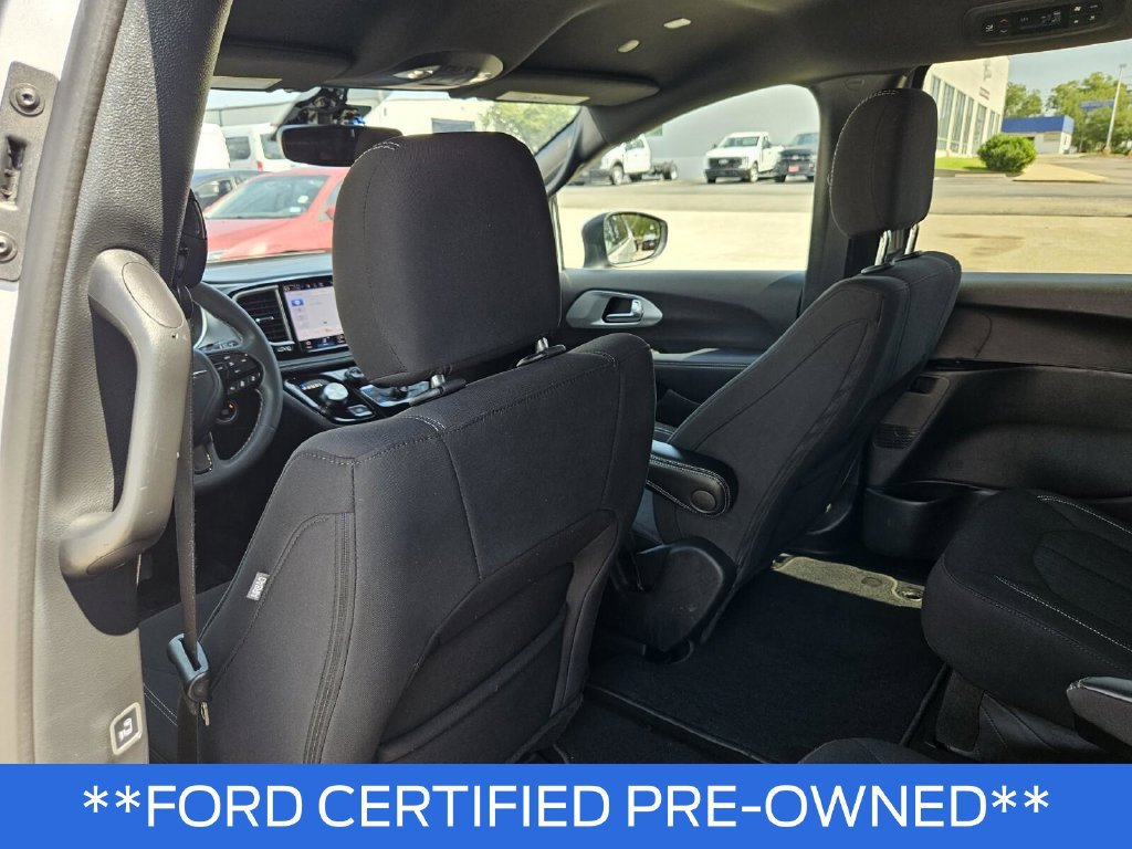 Used 2023 Chrysler Pacifica Touring FWD image 22