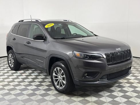 Used 2019 Jeep Cherokee Latitude Plus w/ Comfort/Convenience Group image 3