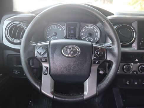 Used 2017 Toyota Tacoma TRD Off-Road w/ Premium & Technology Package AWD/4WD image 18