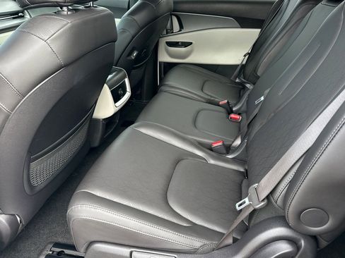 Used 2024 Kia Carnival LX image 12