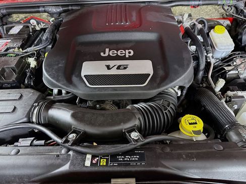 Used 2018 Jeep Wrangler Unlimited Sahara w/ Max Tow Package image 28