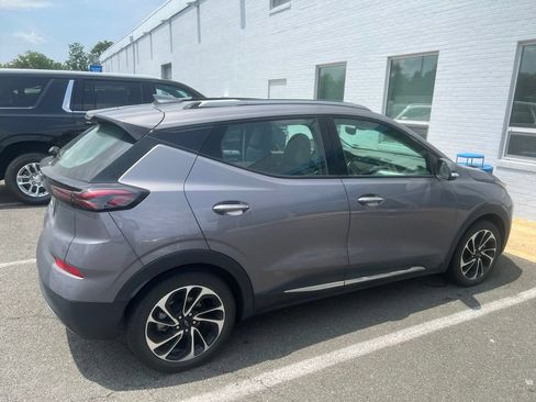 Used 2023 Chevrolet Bolt EUV Premier w/ Sun & Sound Package FWD image 3