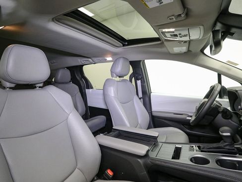 Used 2025 Toyota Sienna XLE image 20