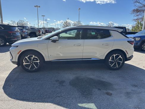 Used 2025 Chevrolet Equinox EV LT image 3