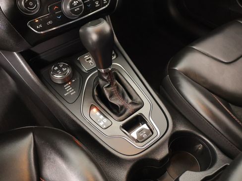 Used 2020 Jeep Cherokee Trailhawk AWD/4WD image 8