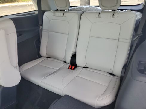 New 2027 Lincoln Aviator AWD image 28