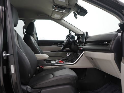 Used 2022 Kia Carnival EX image 11