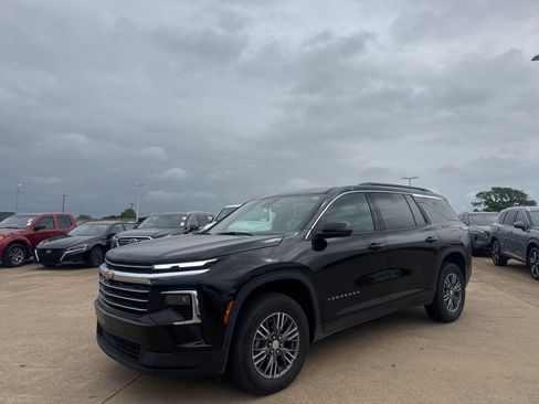 Used 2025 Chevrolet Traverse LT image 8