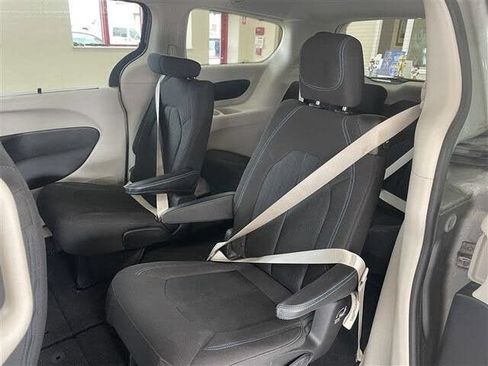 Used 2021 Chrysler Pacifica Touring FWD image 25