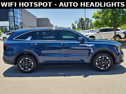 Used 2025 Kia Sorento S w/ Panoramic Sunroof Package FWD image 8