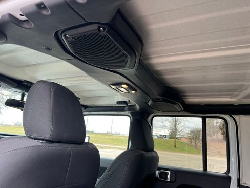 Used 2018 Jeep Wrangler Unlimited Sahara image 33