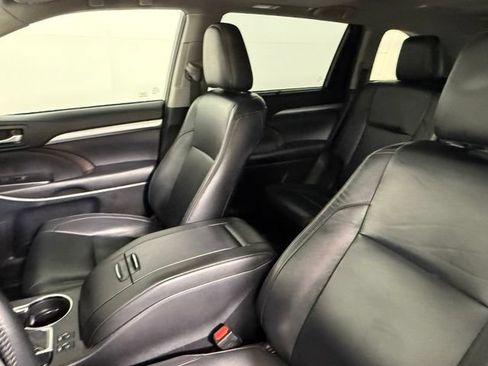 Used 2019 Toyota Highlander XLE FWD image 27