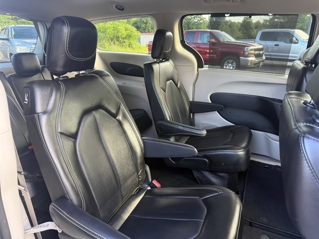 Used 2024 Chrysler Pacifica Touring-L FWD image 39