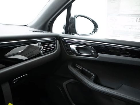 Certified 2026 Porsche Macan AWD/4WD image 30