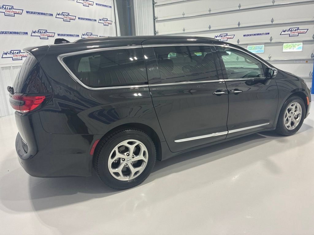 Used 2023 Chrysler Pacifica Limited FWD image 7