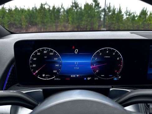 Used 2025 Mercedes-Benz GLB 250 4MATIC image 22