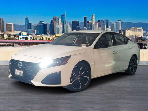 Used 2023 Nissan Altima 2.5 SR image 2