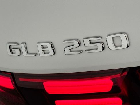 New 2026 Mercedes-Benz GLB 250 image 8
