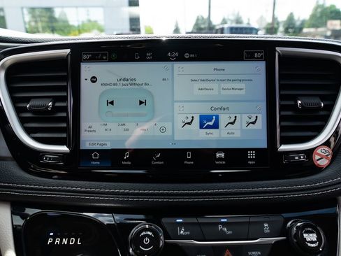 Used 2023 Chrysler Pacifica Touring-L FWD image 14