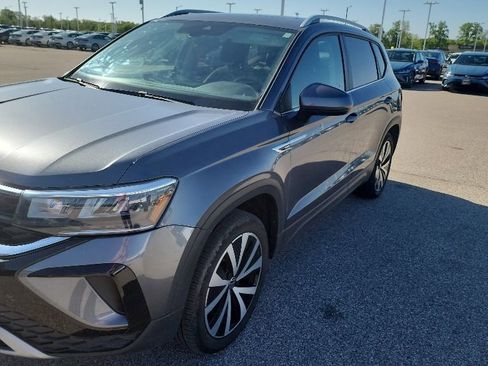 Used 2022 Volkswagen Taos SE image 2