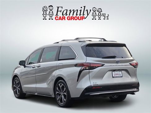 Used 2025 Toyota Sienna Platinum image 3