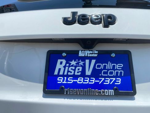 Used 2019 Jeep Grand Cherokee Altitude RWD image 12