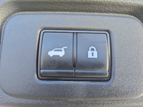 Used 2025 Nissan Rogue SV AWD/4WD image 9