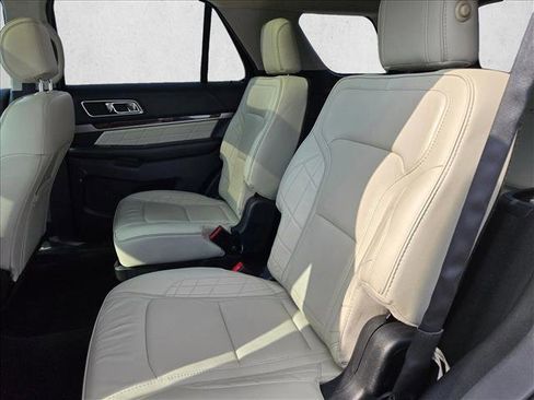 Used 2017 Ford Explorer Platinum image 16