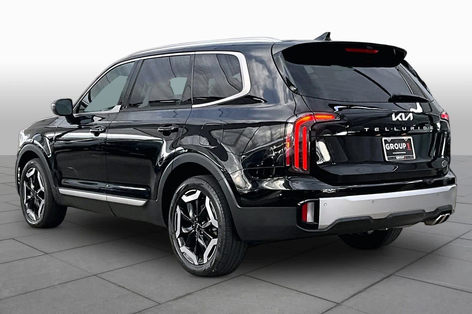 Used 2023 Kia Telluride EX w/ EX Captain's Chair Package FWD image 12