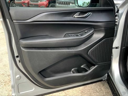 New 2025 Jeep Grand Cherokee L Laredo image 11