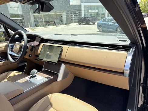 New 2025 Land Rover Range Rover SE image 18
