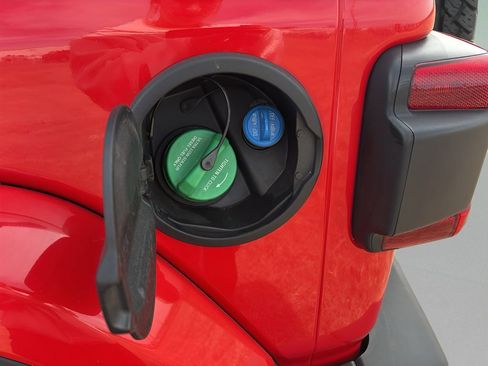 Used 2021 Jeep Wrangler Unlimited Sahara image 22