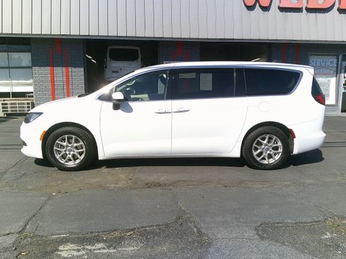 Used 2023 Chrysler Voyager LX FWD image 10