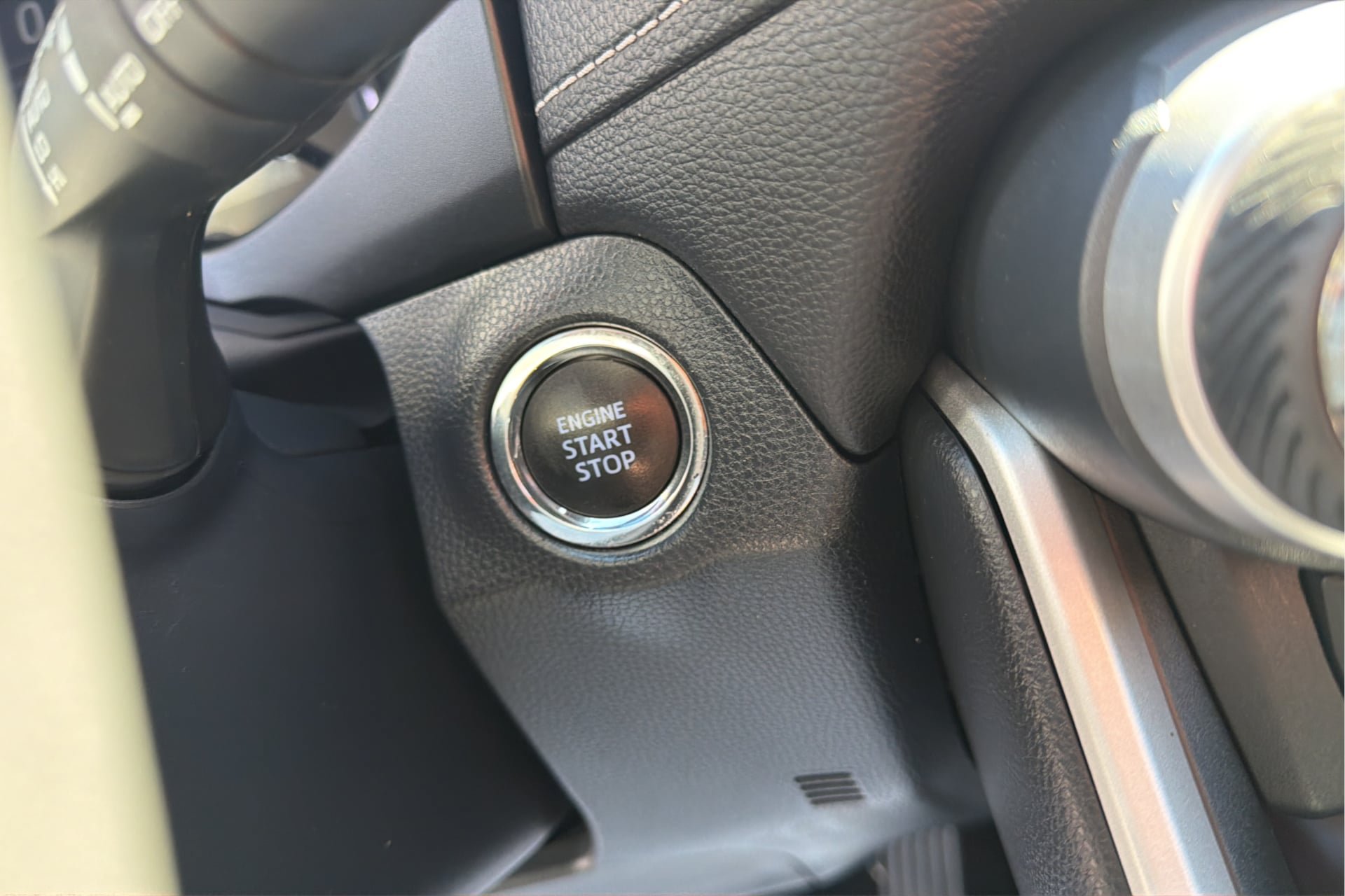 Used 2020 Toyota RAV4 Limited AWD/4WD image 24