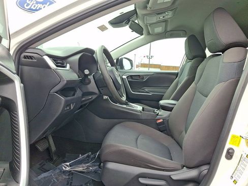 Used 2021 Toyota RAV4 LE image 14