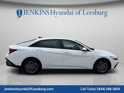 New 2026 Hyundai Elantra Hybrid FWD image 4