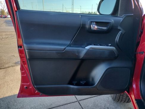 Used 2016 Toyota Tacoma SR image 9